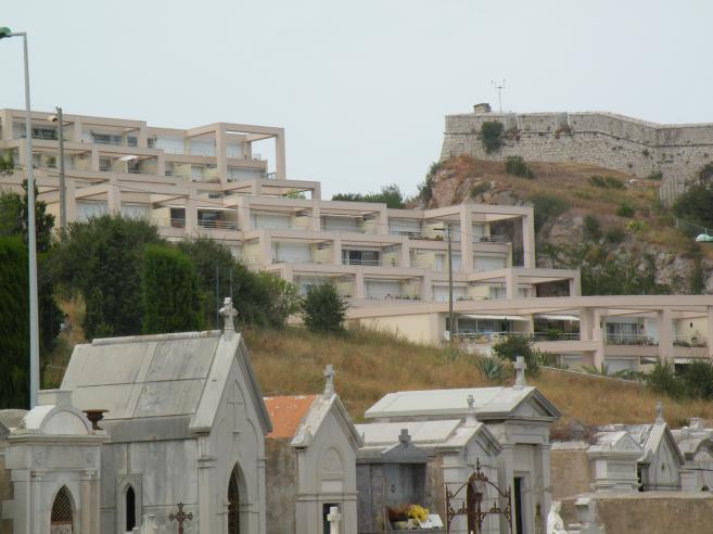  immeuble atypique, proche du cimetière marin